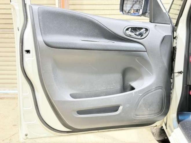 セレナ2.0 20X 4WD　下廻防錆TVナビBカメETC夏冬タイヤ 2000