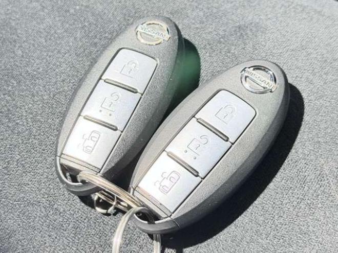 セレナ2.0 20X 4WD　下廻防錆TVナビBカメETC夏冬タイヤ 2000