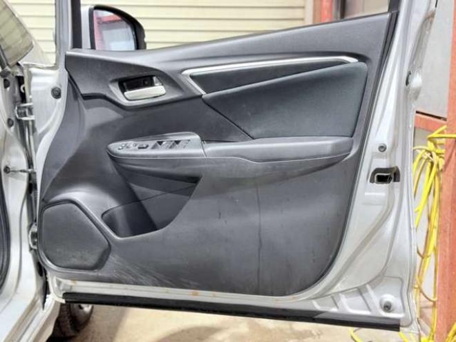 フィット1.3 13G Fパッケージ 4WD　下廻防錆TVナビETC夏冬タイヤ 1300