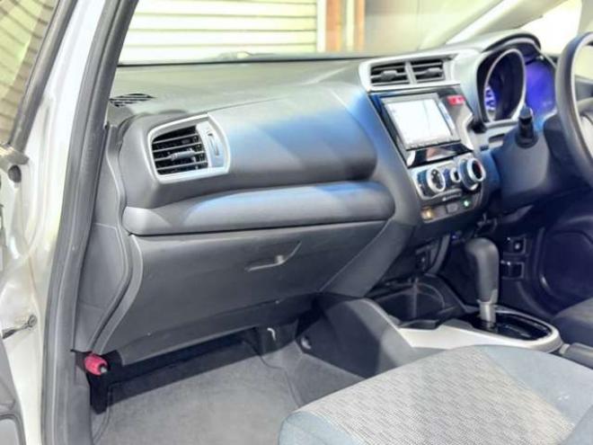 フィット1.3 13G Fパッケージ 4WD　下廻防錆TVナビETC夏冬タイヤ 1300