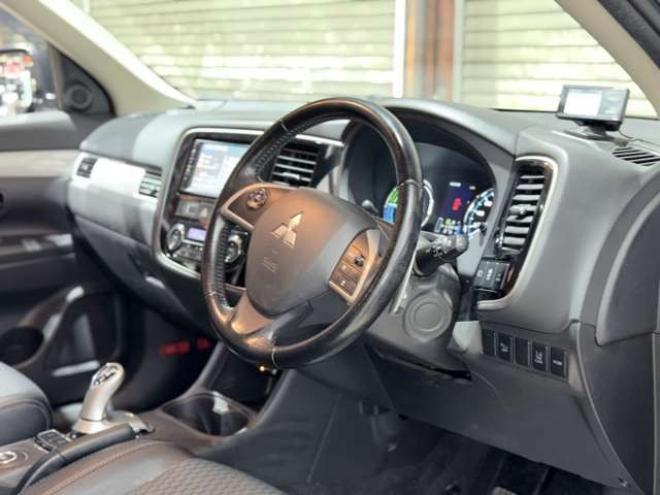 アウトランダーPHEV2.0 G セーフティパッケージ 4WD　下廻防錆ナビBカメETC 2000