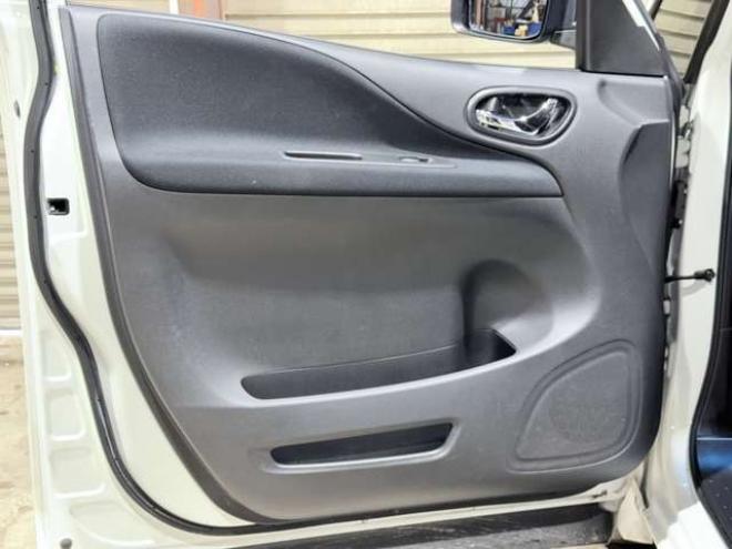 セレナ2.0 ハイウェイスター Vセレクション+Safety アドバンストセーフティ パッケージ 4WD　防錆塗装TVナビETCエンスタ 2000