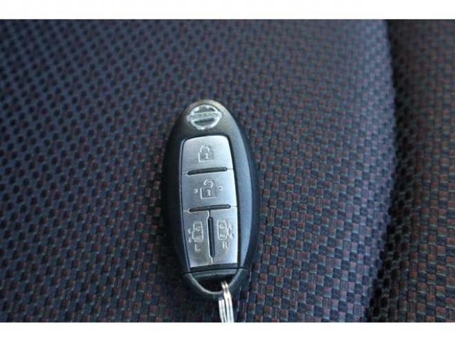 セレナ2.0 ハイウェイスター 4WD　HID・ナビ・TV・両側パワースライドドア・バックカメラ・R9/5月・9.6万キロ 2000