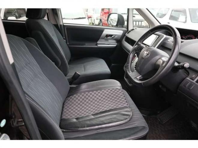 ヴォクシー2.0 ZS 煌II 4WD スマートキー・ナビ・TV・バックカメラ・両側パワスラ・後期型 2000