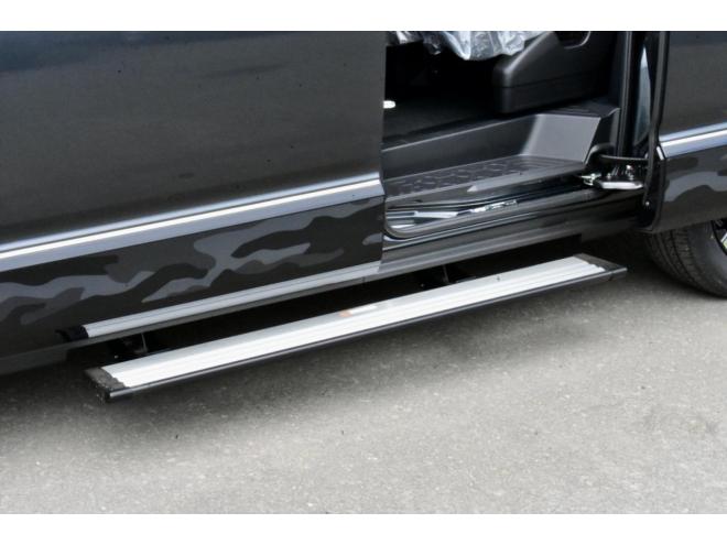 デリカD:5　Chamonix　4WD　シャモニーコンプリートパッケージ　新品フロントガード　社外ナビ付　フロアマット付　登録済未使用車　オートステップ付　寒冷地仕様