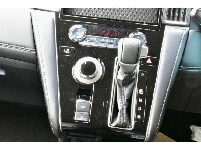 デリカD:5　Chamonix　4WD　シャモニーコンプリートパッケージ　新品フロントガード　社外ナビ付　フロアマット付　登録済未使用車　オートステップ付　寒冷地仕様