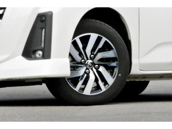 ルーミーカスタムG　4WD　ワンオーナ　純正ディスプレイオーディオ　禁煙車　両側パワースライドドア　夏／冬タイヤ　ドラレコ