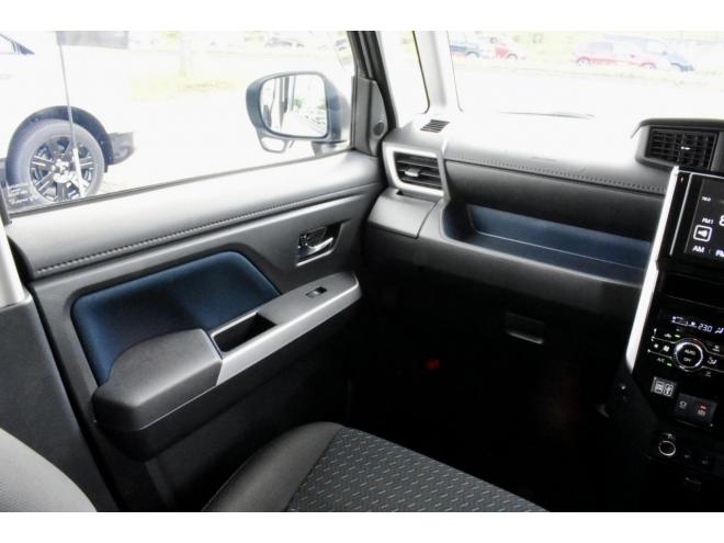 ルーミーカスタムG　4WD　ワンオーナ　純正ディスプレイオーディオ　禁煙車　両側パワースライドドア　夏／冬タイヤ　ドラレコ