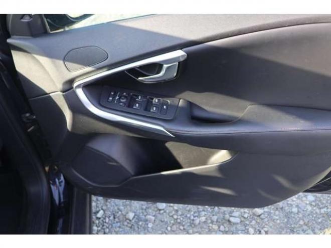 ボルボV40クロスカントリー　T5 4WD　検2年　バックカメラ　レザーシート　フルセグTV　自社　ローンカノウ 正規輸入車 2000