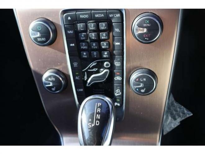 ボルボV40クロスカントリー　T5 4WD　検2年　バックカメラ　レザーシート　フルセグTV　自社　ローンカノウ 正規輸入車 2000