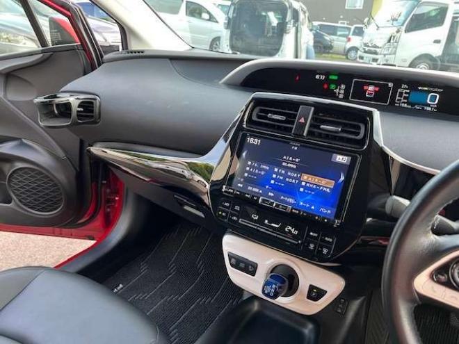 プリウス1.8 S ツーリングセレクション E-Four 4WD　フルエアロ・純正9インチナビ・Sセンス 1800