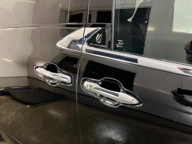 アルファードＺ　本州仕入　寒冷地仕様　禁煙車　トヨタセーフティセンス　左右独立ムーンルーフ　レーダークルーズ　レーントレーシング　純正１８インチＡＷ　ＴＯＹＯ製新品スタッドレスタイヤ　純正ナビ（フルセグ地デジ　Ｂｌｕｅｔｏｏｔｈ　Ｍｉｒａｃａｓｔ）＋バックカメラ＋全方位カメラ　両側パワースライドドア　パワーバックドア　純正ブラックレザーシート　電動オットマン　ＬＥＤヘッドライト　デジタルインナーミラー　ステアリングヒーター　シートヒーター＆クーラー　ＥＴＣ  4WD 2500 5Dr