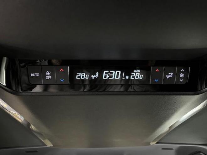 アルファードＺ　本州仕入　寒冷地仕様　禁煙車　トヨタセーフティセンス　左右独立ムーンルーフ　レーダークルーズ　レーントレーシング　純正１８インチＡＷ　ＴＯＹＯ製新品スタッドレスタイヤ　純正ナビ（フルセグ地デジ　Ｂｌｕｅｔｏｏｔｈ　Ｍｉｒａｃａｓｔ）＋バックカメラ＋全方位カメラ　両側パワースライドドア　パワーバックドア　純正ブラックレザーシート　電動オットマン　ＬＥＤヘッドライト　デジタルインナーミラー　ステアリングヒーター　シートヒーター＆クーラー　ＥＴＣ  4WD 2500 5Dr