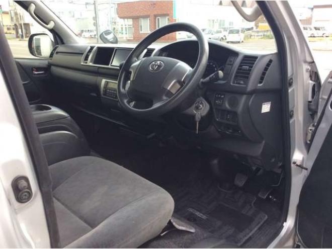 ハイエース2.7 グランドキャビン 4WD　片側パワースライドドア　前後ドライブレコーダー　リアヒーター&クーラー　キーレス　横滑り防止　純正ナビ　ワンセグTV　Bluetooth　CD　FM/AM　ETC　15インチAW　電動格納ミラー　バックカメラ 2700