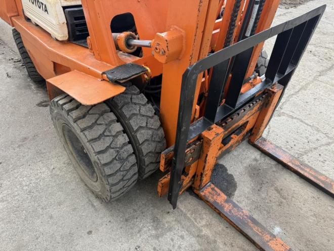 フォークリフトサイドシフト付き！トヨタ 2FG25 2.5トン ダブルタイヤ