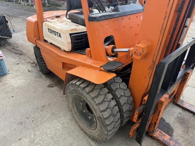 フォークリフトサイドシフト付き！トヨタ 2FG25 2.5トン ダブルタイヤ