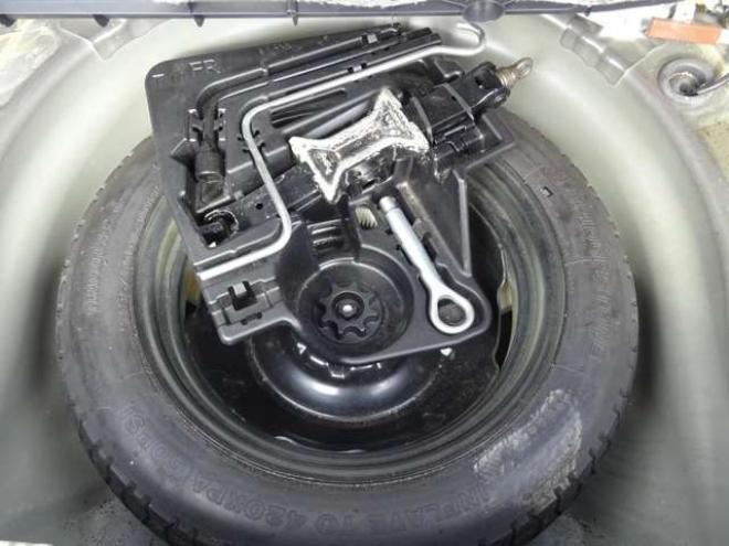 プリウス1.8 S LEDエディション　ETC・禁煙車・LEDヘッドライト・寒冷地仕様・夏冬タイヤ付き 2WD 1800