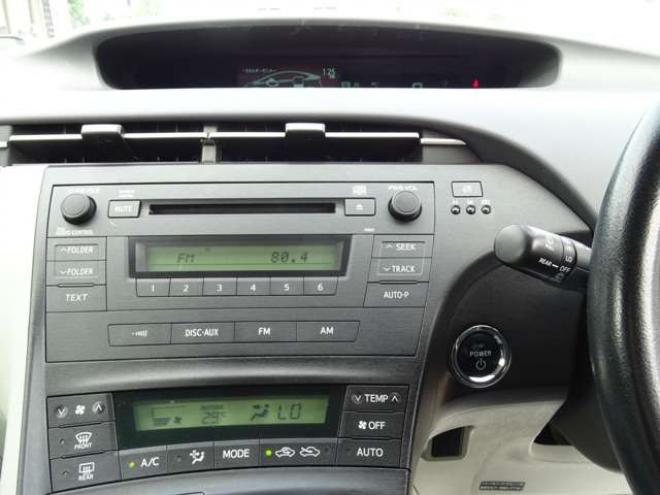 プリウス1.8 S LEDエディション　ETC・禁煙車・LEDヘッドライト・寒冷地仕様・夏冬タイヤ付き 2WD 1800