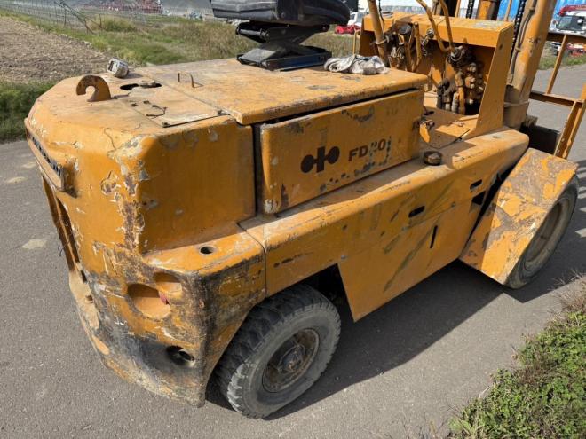 フォークリフトコマツ FD20 2トン ディーゼル ダブルタイヤ