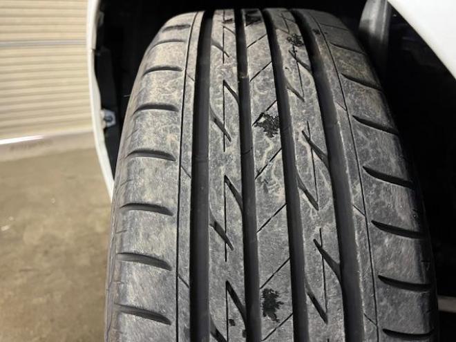 マークXプレミアム　Ｆｏｕｒ　本州仕入　寒冷地仕様　禁煙車　ＷＡＫＯＳバリアスコーティング済　純正１６インチＡＷ　純正１６ＡＷ＋スタッドレスタイヤ付　純正ナビ（フルセグ地デジ　ＤＶＤ再生　Ｂｌｕｅｔｏｏｔｈ対応）＋バックカメラ　純正ハーフレザーシート　エンジンスターター　クルーズコントロール　ＰＵＳＨスタート　スマートキー　フロントガラス熱線　ミラーヒーター　両席パワーシート　タイミングチェーン車　ＨＩＤヘッドライト　横滑り防止装置　ＥＴＣ 4WD 2500 4Dr