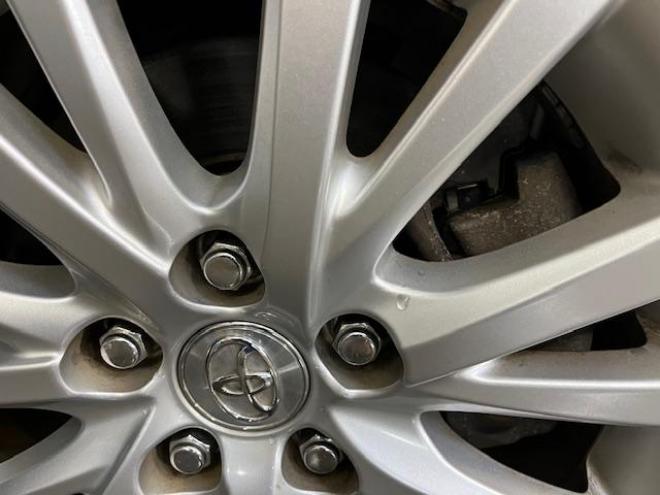 マークXプレミアム　Ｆｏｕｒ　本州仕入　寒冷地仕様　禁煙車　ＷＡＫＯＳバリアスコーティング済　純正１６インチＡＷ　純正１６ＡＷ＋スタッドレスタイヤ付　純正ナビ（フルセグ地デジ　ＤＶＤ再生　Ｂｌｕｅｔｏｏｔｈ対応）＋バックカメラ　純正ハーフレザーシート　エンジンスターター　クルーズコントロール　ＰＵＳＨスタート　スマートキー　フロントガラス熱線　ミラーヒーター　両席パワーシート　タイミングチェーン車　ＨＩＤヘッドライト　横滑り防止装置　ＥＴＣ 4WD 2500 4Dr