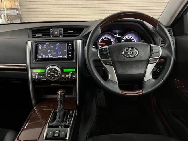 マークXプレミアム　Ｆｏｕｒ　本州仕入　寒冷地仕様　禁煙車　ＷＡＫＯＳバリアスコーティング済　純正１６インチＡＷ　純正１６ＡＷ＋スタッドレスタイヤ付　純正ナビ（フルセグ地デジ　ＤＶＤ再生　Ｂｌｕｅｔｏｏｔｈ対応）＋バックカメラ　純正ハーフレザーシート　エンジンスターター　クルーズコントロール　ＰＵＳＨスタート　スマートキー　フロントガラス熱線　ミラーヒーター　両席パワーシート　タイミングチェーン車　ＨＩＤヘッドライト　横滑り防止装置　ＥＴＣ 4WD 2500 4Dr