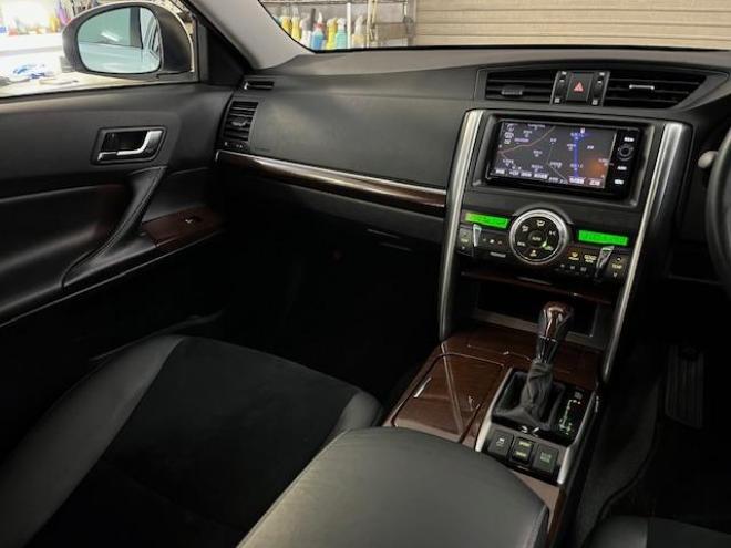 マークXプレミアム　Ｆｏｕｒ　本州仕入　寒冷地仕様　禁煙車　ＷＡＫＯＳバリアスコーティング済　純正１６インチＡＷ　純正１６ＡＷ＋スタッドレスタイヤ付　純正ナビ（フルセグ地デジ　ＤＶＤ再生　Ｂｌｕｅｔｏｏｔｈ対応）＋バックカメラ　純正ハーフレザーシート　エンジンスターター　クルーズコントロール　ＰＵＳＨスタート　スマートキー　フロントガラス熱線　ミラーヒーター　両席パワーシート　タイミングチェーン車　ＨＩＤヘッドライト　横滑り防止装置　ＥＴＣ 4WD 2500 4Dr