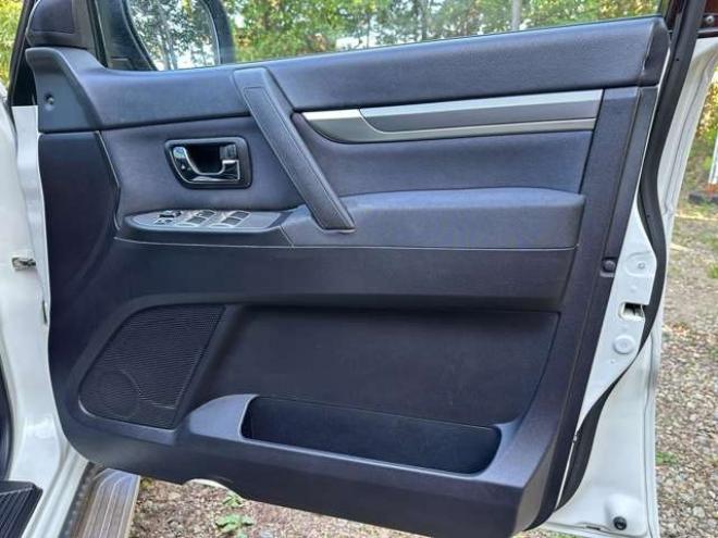 パジェロ3.2 ロング エクシード ディーゼルターボ 4WD　純正ナビ　バックカメラ　パワステ　パワーウィンドウ　純正アルミ　ABS　キーレス　シートヒーター 3200