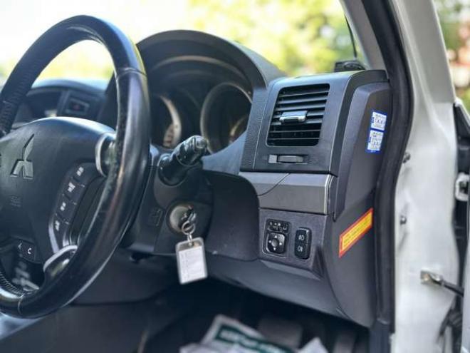 パジェロ3.2 ロング エクシード ディーゼルターボ 4WD　純正ナビ　バックカメラ　パワステ　パワーウィンドウ　純正アルミ　ABS　キーレス　シートヒーター 3200