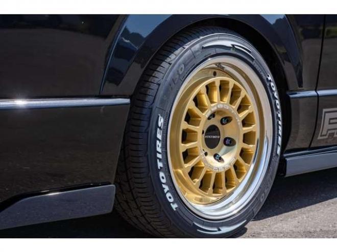 レジアスエース2.8 スーパーGL ダークプライム ロングボディ ディーゼルターボ 4WD　415COBRAコンプリート車両　ファントムヘッドライトシステム&ファントムゴールド18インチホイール&フェイスリフトキット&フルエアロ&フローティングリップ&ローフォルムフェンダー　玄武2インチダウンブロック 2800