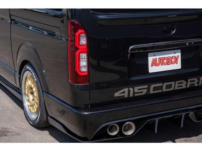 レジアスエース2.8 スーパーGL ダークプライム ロングボディ ディーゼルターボ 4WD　415COBRAコンプリート車両　ファントムヘッドライトシステム&ファントムゴールド18インチホイール&フェイスリフトキット&フルエアロ&フローティングリップ&ローフォルムフェンダー　玄武2インチダウンブロック 2800