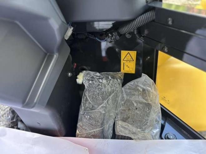 ホイールローダコマツ　WA30-6E0　18h 除雪仕様　純正キャビン　ヒーター　デフロスタ　純正AM/FMラジオ　FRワイパー　LED作業灯　スパイクタイヤ 2WD 1640