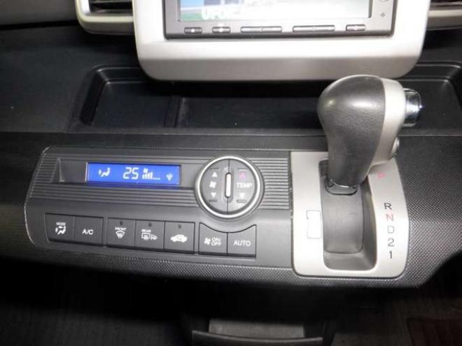 フリード1.5 G ジャストセレクション 4WD　Bluetoothオーディオ・ETC・両側パワスラ・ワイパーデアイサー・HID・スマートキー・ドアバイザー・ナビ・B/T・TV・バックカメラ 1500