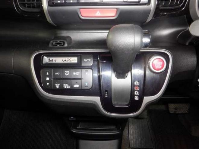 N-BOXカスタムG ターボSSパッケージ 4WD　ナビ・TV・Bluetooth・Bカメラ・両側電動・車検新規2年・ターボ・リアモニター・前席シートヒーター・CTBA・Aストップ・HID・オートライト 660