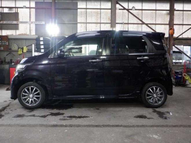 N-WGNカスタムG 4WD　ナビ　TV　B/T　アイドリングストップ　スマートキー　プッシュスタート　HID　ETC　DVD再生　ベンチシート　フォグランプ　ドアバイザー　純正AW　オートライト 660