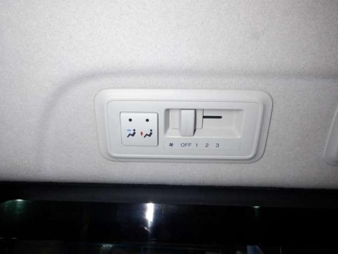 ステップワゴン2.0 スパーダ Z 4WD　ナビ・TV・Bカメラ・両側電動・スマートキー・HID・ETC・リアヒーター・パドルシフト・VSA・フルフラットシート・フォグランプ・純正AW・ステアリングスイッチ 2000