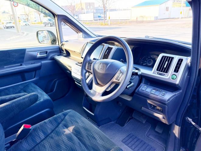 ステップワゴン2.0G Eセレクション 4WD 本州仕入　寒冷地仕様 純正ナビ　Bluetooth接続　後席モニター　パワースライド　アイドリングストップ　社外アルミ　横滑り防止　スマートキー　3列シート　タイミングチェーン車　バックカメラ　フルセグTV 4WD 2000 ５Dr