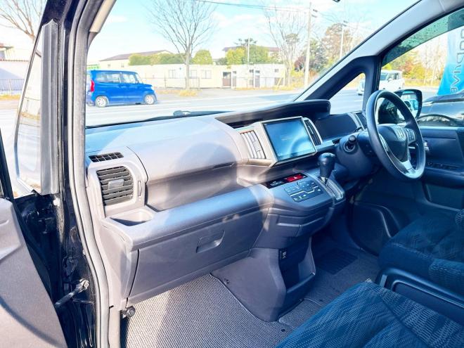 ステップワゴン2.0G Eセレクション 4WD 本州仕入　寒冷地仕様 純正ナビ　Bluetooth接続　後席モニター　パワースライド　アイドリングストップ　社外アルミ　横滑り防止　スマートキー　3列シート　タイミングチェーン車　バックカメラ　フルセグTV 4WD 2000 ５Dr