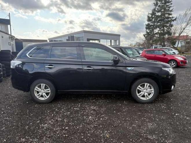 アウトランダーPHEV2.0 G ナビパッケージ 4WD　 2000