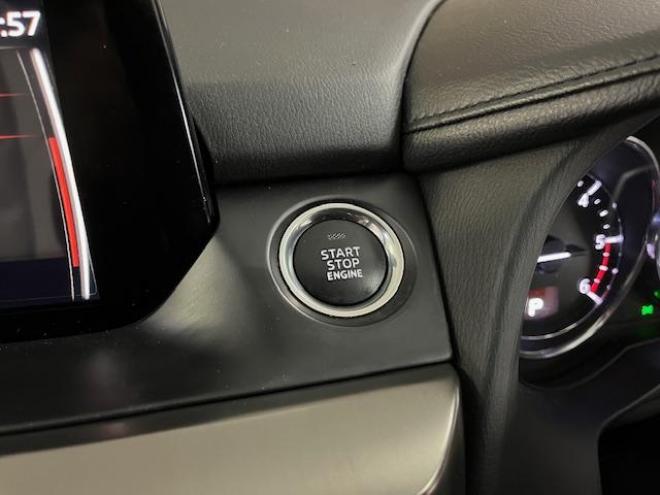 アテンザワゴンＸＤ　Ｌパッケージ　寒冷地仕様　禁煙車　スカイアクティブディーゼルターボ　純正１９インチＡＷ　社外１７ＡＷ＋スタッドレスタイヤ付　純正ナビ（地デジ　ＤＶＤ再生　Ｂｌｕｅｔｏｏｔｈ）＋バックカメラ　前後ドライブレコーダー　ヘッドアップディスプレイ　ＢＯＳＥサウンド　衝突軽減ブレーキ　レーダークルーズコントロール　車線逸脱警報　ＬＥＤヘッドライト　フロントガラス熱線　シートヒーター　ステアリングヒーター　横滑り防止装置　ＥＴＣ 4WD 2200 5Dr