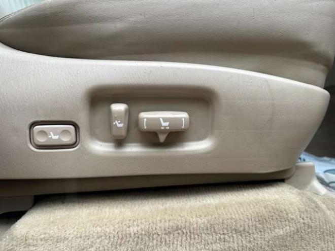 ランドクルーザー100 4.2 VXリミテッド Gセレクション ディーゼルターボ 4WD　ハイトコントロール　ヒッチメンバー　純正ナビ　バックカメラ　ベージュ革シート　シートヒーター　ETC　パワーウィンドウ　パワステ　サンルーフ　キーレスエントリー 4200