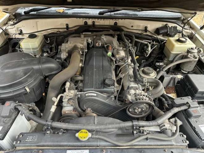 ランドクルーザー100 4.2 VXリミテッド Gセレクション ディーゼルターボ 4WD　ハイトコントロール　ヒッチメンバー　純正ナビ　バックカメラ　ベージュ革シート　シートヒーター　ETC　パワーウィンドウ　パワステ　サンルーフ　キーレスエントリー 4200