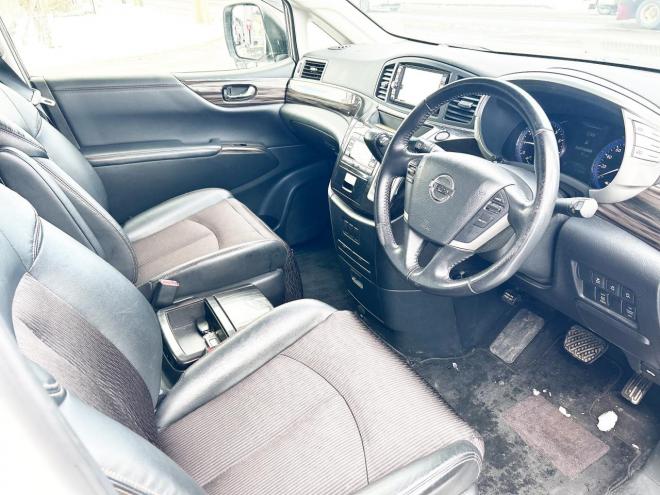 エルグランド2.5 250ハイウェイスター 4WD ローンが不安な方＜優遇ローン＞ 寒冷地仕様　純正ナビ　後席モニター　バックカメラ　両側パワースライド 4WD 2500 5Dr