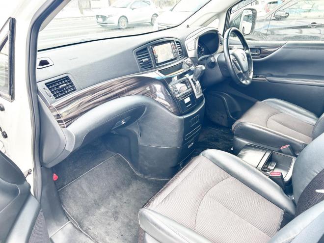 エルグランド2.5 250ハイウェイスター 4WD ローンが不安な方＜優遇ローン＞ 寒冷地仕様　純正ナビ　後席モニター　バックカメラ　両側パワースライド 4WD 2500 5Dr