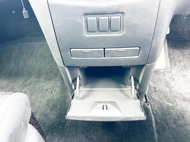 エルグランド2.5 250ハイウェイスター 4WD ローンが不安な方＜優遇ローン＞ 寒冷地仕様　純正ナビ　後席モニター　バックカメラ　両側パワースライド 4WD 2500 5Dr