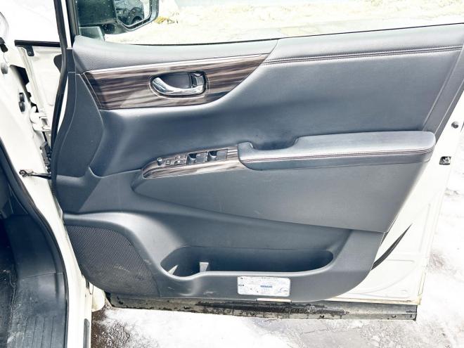 エルグランド2.5 250ハイウェイスター 4WD ローンが不安な方＜優遇ローン＞ 寒冷地仕様　純正ナビ　後席モニター　バックカメラ　両側パワースライド 4WD 2500 5Dr