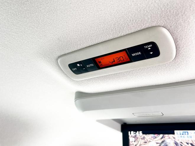 エルグランド2.5 250ハイウェイスター 4WD ローンが不安な方＜優遇ローン＞ 寒冷地仕様　純正ナビ　後席モニター　バックカメラ　両側パワースライド 4WD 2500 5Dr