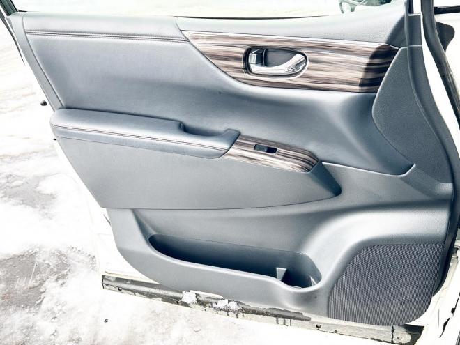 エルグランド2.5 250ハイウェイスター 4WD ローンが不安な方＜優遇ローン＞ 寒冷地仕様　純正ナビ　後席モニター　バックカメラ　両側パワースライド 4WD 2500 5Dr