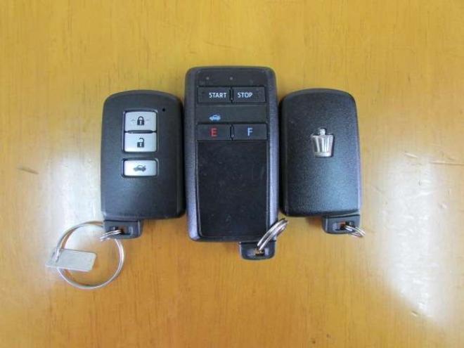 マジェスタ2.5 Four 4WD　プリクラッシュセーフティー/純正ナビ/フルセグTV/バックカメラ/LEDヘッドライト/ビルトインETC/全席シートヒーター/パワーシート/グリップヒーター/レーダークルーズコントロール 2500