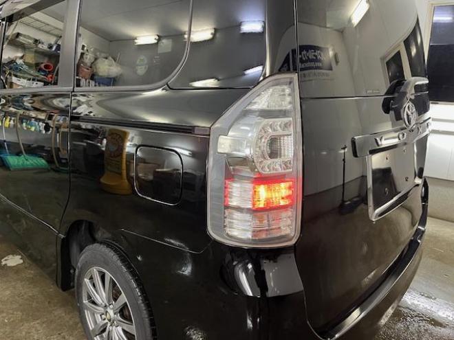 ヴォクシーＺＳ　本州仕入　ワンオーナー　禁煙車　ＷＡＫＯＳバリアスコーティング済　社外１６インチＡＷ　社外１５ＡＷ＋スタッドレスタイヤ付　パワースライドドア　純正ナビ　バックカメラ　ＰＵＳＨスタート　スマートキー　パドルシフト　ＨＩＤヘッドライト　ＡＣ１００Ｖ電源　タイミングチェーン　ＥＴＣ 4WD 2000 5Dr